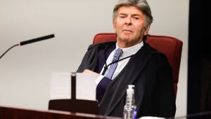 Fux absolve Mauro Cid de organização criminosa, mas mantém acusação de golpe.
