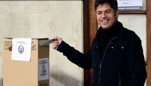 O governador de Buenos Aires, Axel Kicillof, vota nas eleições legislativas da província de Buenos Aires, em La Plata.