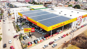 Grupo Pereira adota fontes renováveis em quase todas as lojas Fort Atacadista e Supermercados Comper para cortar gastos e reduzir impactos ambientais.