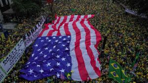 Apoiadores do projeto de anistia aos envolvidos no golpe de 8 de janeiro levaram para o ato na Avenida Paulista uma bandeira gigante dos EUA.