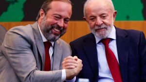 Ministro de Minas e Energia, Alexandre Silveira, ao lado do presidente Lula.