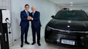 Presidente Lula recebe Blazer EV da GM; carros elétricos passam a integrar comboio oficial.