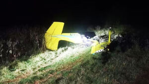 Polícia aponta que piloto tentou pousar após o horário permitido, o que teria provocado a queda do avião em Aquidauana