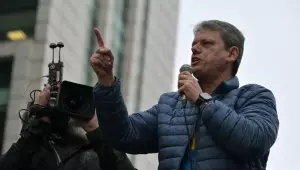 Tarcísio de Freitas reforça apoio a Bolsonaro e critica julgamento do ex-presidente.