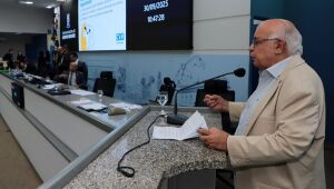 Victor Yazbek, coordenador do CVV em Campo Grande, durante fala na Câmara Municipal no encerramento do Setembro Amarelo.