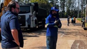 Vice-prefeito e secretário de Infraestrutura, Thiago Monteiro, acompanha de perto os trabalhos da operação tapa-buracos no Bairro Major Costa, em Jardim.