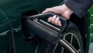 Motorista conecta Porsche Taycan ao novo carregador ultrarrápido de 150 kW, parte do projeto Highway Charging 3.0.