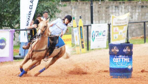 Evento reúne criadores, competidores e visitantes no Parque de Exposições Laucídio Coelho; programação vai até o dia 21