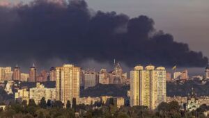 Fumaça sobe sobre Kiev após um ataque russo com mísseis, em meio à ofensiva da Rússia contra a Ucrânia neste domingo. 