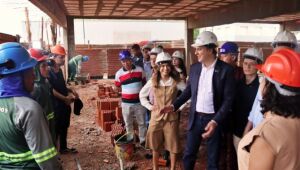Ministro Camilo Santana entrega obras e anuncia pacote de investimentos em saúde e ensino em Dourados.