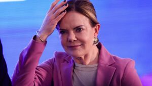 Gleisi Hoffmann, ministra da Casa Civil, discutiu o tema com ministros de partidos de centro.