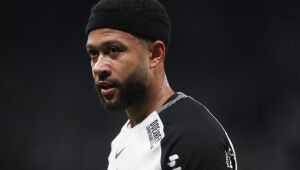 Depay vira desfalque no Corinthians para duelo com o Fluminense no Maracanã.