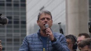 Tarcísio de Freitas chama Moraes de tirano e volta a defender anistia para Bolsonaro.