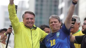 Tarcísio de Freitas e Jair Bolsonaro em manifestação na Avenida Paulista em abril deste ano.