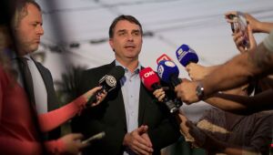 Flávio Bolsonaro defende anistia ampla e afirma que seu pai será candidato em 2026.