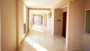 Idosos comemoram a conquista de apartamentos no Condomínio da Melhor Idade, primeiro modelo de locação social para terceira idade em Campo Grande.