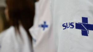 Novo comitê do Ministério da Saúde busca reduzir ações judiciais e melhorar serviços.