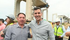 O presidente da Assembleia Legislativa de MS, Gerson Claro, ao lado do presidente do Paraguai, Santiago Peña, durante visita às obras da Ponte Internacional sobre o Rio Paraguai.
