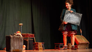 Cena de espetáculo na Mostra Pantalhaç@s, com palhaça anunciando o início da apresentação.