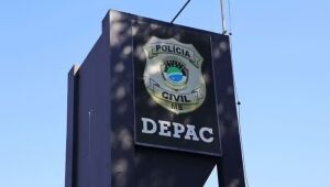 Placa da Delegacia de Pronto Atendimento Comunitário (Depac) de Dourados, onde o suspeito foi levado após ser preso por ameaças motivadas por ciúmes.