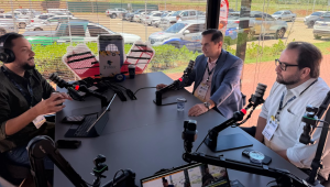 O prefeito de Jardim, Juliano Guga Miranda (ao centro), e o vice-prefeito e secretário de Obras, Thiago Monteiro (à direita), durante entrevista no 3º Congresso dos Municípios de MS, em Campo Grande.