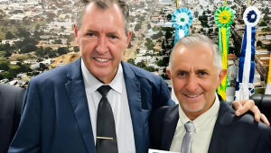  Prefeito Heliomar Klabunde e o vice Alfredo Soares durante a diplomação em dezembro do ano passado.