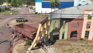 Trecho danificado do Portal de Entrada de Corumbá será demolido após acidente com carreta bitrem