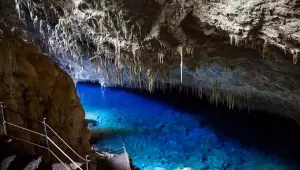 Novas regras definem limite de visitantes, equipamentos obrigatórios e cuidados com grupos de risco na Gruta do Lago Azul.