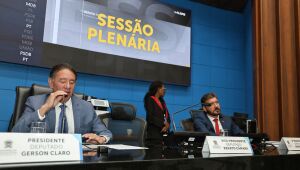 Presidente da Assembleia Legislativa de MS, Gerson Claro, conduz sessão plenária ao lado do vice-presidente Renato Câmara