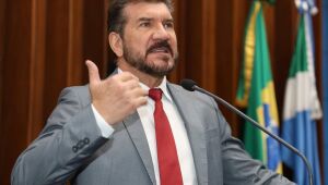 Segundo o deputado, quase 100 pessoas estavam em leitos improvisados na segunda-feira 