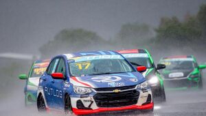 Carro de Victor Manzini na chuva