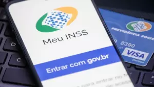 Governo ressarce R$ 2,3 bilhões a aposentados do INSS vítimas de descontos irregulares por associações.