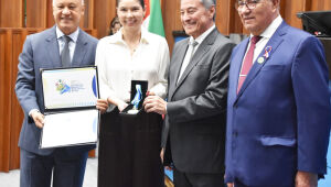 Adriana Sato representou Sérgio Longen na solenidade que reconheceu contribuições às comunidades culturais de MS