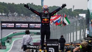 O piloto Mark Verstappen, da Red Bull Racing, comemora a vitória no GP Brasil de Fórmula 1, em 2025.