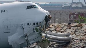 A Emirates, dona da aeronave, informou que o Boeing 737 estava alugado com tripulação à ACT Airlines, que operava o veículo no momento do acidente. 