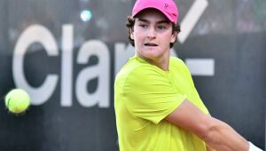 João Fonseca foi derrotado na estreia das duplas no ATP da Basileia. 