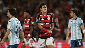 Pedro reclama de dor no braço após choque com jogador do Racing na semifinal da Libertadores.  