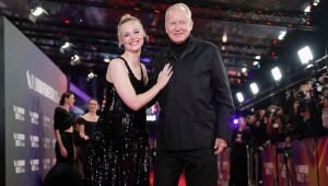 Stellan Skarsgard ao lado da atriz Elle Fanning na estreia do filme 'Sentimental Value', em Londres, no dia 12 de outubro de 2025.