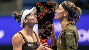 Luisa Stefani é campeã de duplas do WTA 500 de Tóquio ao lado de Timea Babos.