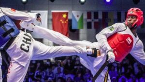 Henrique Marques (esquerda) conquistou a medalha de ouro no Mundial de Taekwondo.