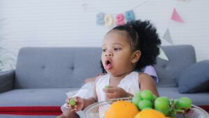 Principais sinais de engasgo em crianças são agitação, tentativa de tosse, choro sem som, vermelhidão do rosto e mudança da cor da boca.