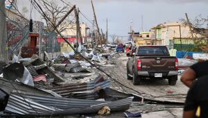 Carro passa por um bairro destruído após a passagem do Furacão Melissa, em Black River, na Jamaica. 