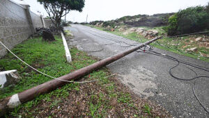 Poste de iluminação da Jamaica Public Service Company caído na estrada principal da praia de Sugar Man, em Hellshire na Jamaica; país foi atingido pelo furacão Melissa na terça-feira, 28  
