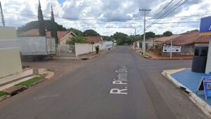 Via onde acidente aconteceu. Colisão entre moto e carro deixou um jovem morto na noite de domingo (19), em Campo Grande. A vítima teria avançado a sinalização de parada obrigatória antes do impacto.