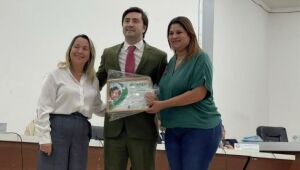 Lia Nogueira entrega emendas e visita hospital de Naviraí ao lado de vereadores e lideranças locais