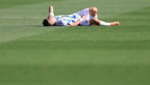 Montoro deixa o gramado lesionado após choque durante partida contra a Nigéria pelo Mundial sub-20