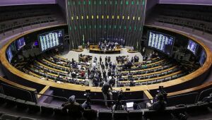Câmara aprova urgência para 15 projetos focados em crianças, professores e combate à violência nas escolas.