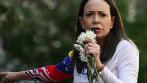 María Corina Machado vence o Nobel da Paz de 2025 por sua luta em defesa da democracia na Venezuela.