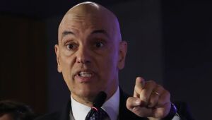 Moraes reconsiderou decisão e deu 24 horas para defesa de Filipe Martins apresentar alegações finais em ação sobre tentativa de golpe.