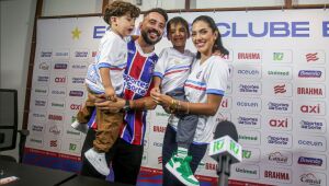 Everton Ribeiro revela ter tido câncer na tireoide e fala sobre fé, apoio e recuperação ao lado da família.